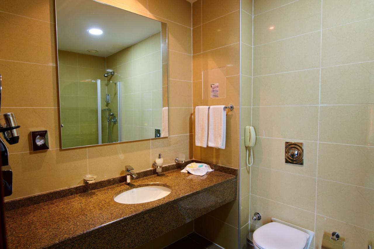 Grand Hotel Victory Aktau  Exterior photo Bathroom