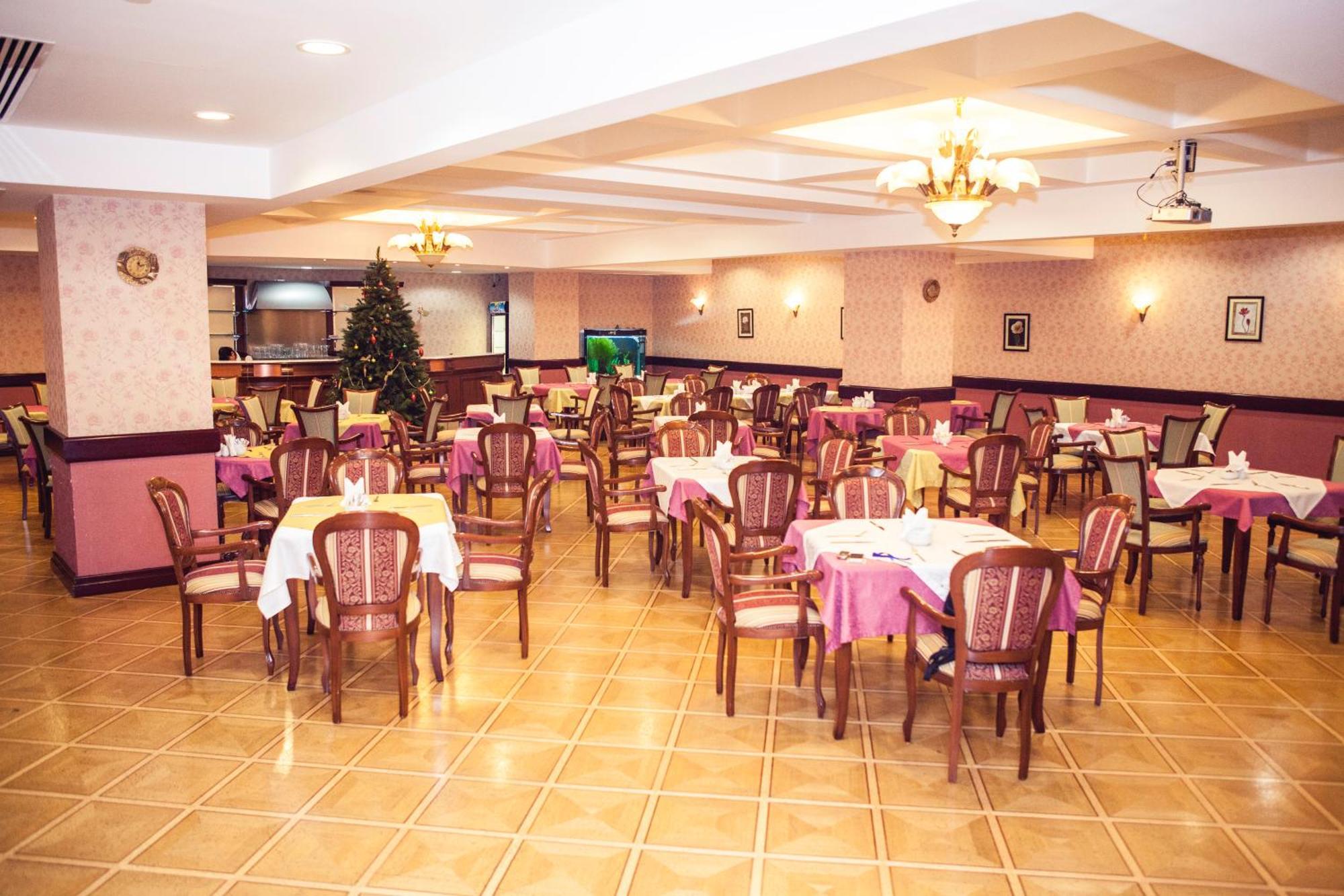 Grand Hotel Victory Aktau  Exterior photo Restaurant